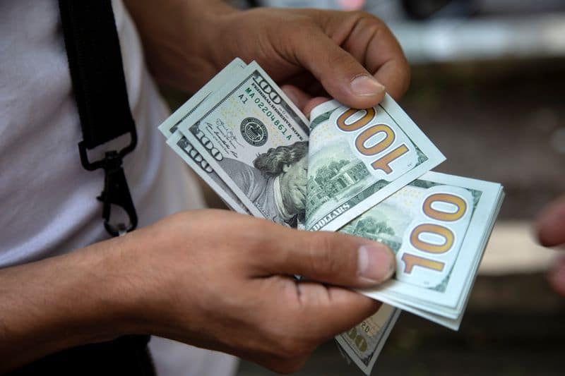 Средний курс доллара США со сроком расчетов "сегодня" по итогам торгов составил 57,0183 руб. От IFX