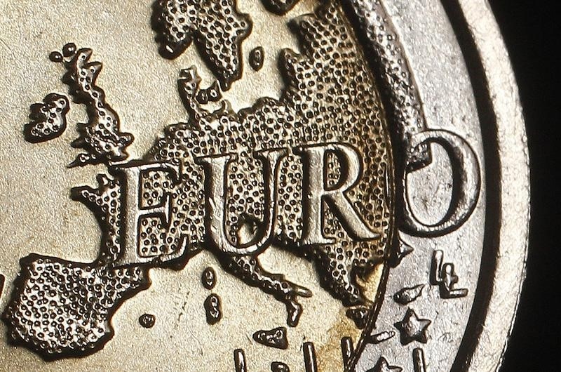 Средний курс евро со сроком расчетов "завтра" по итогам торгов составил 61,0041 руб. От IFX