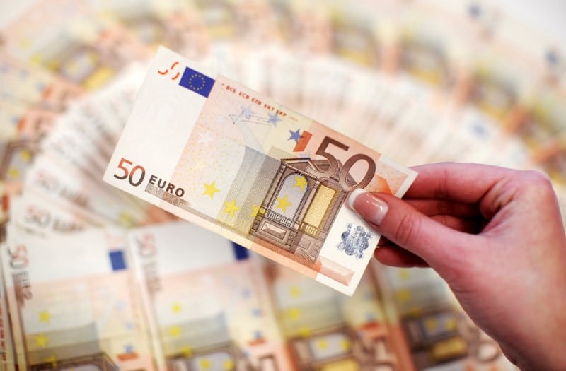 Доллар дешевеет к евро и иене на заявлениях Пауэлла От IFX