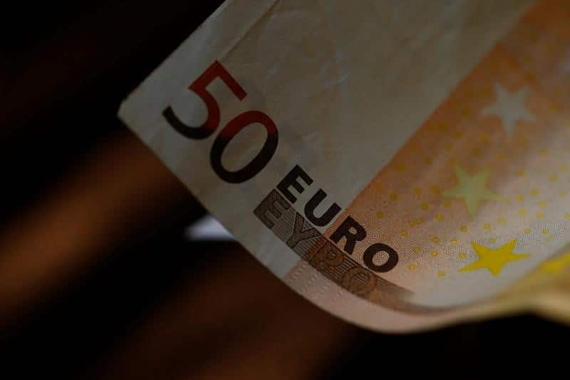 Средний курс евро со сроком расчетов "завтра" по итогам торгов составил 55,9753 руб. От IFX