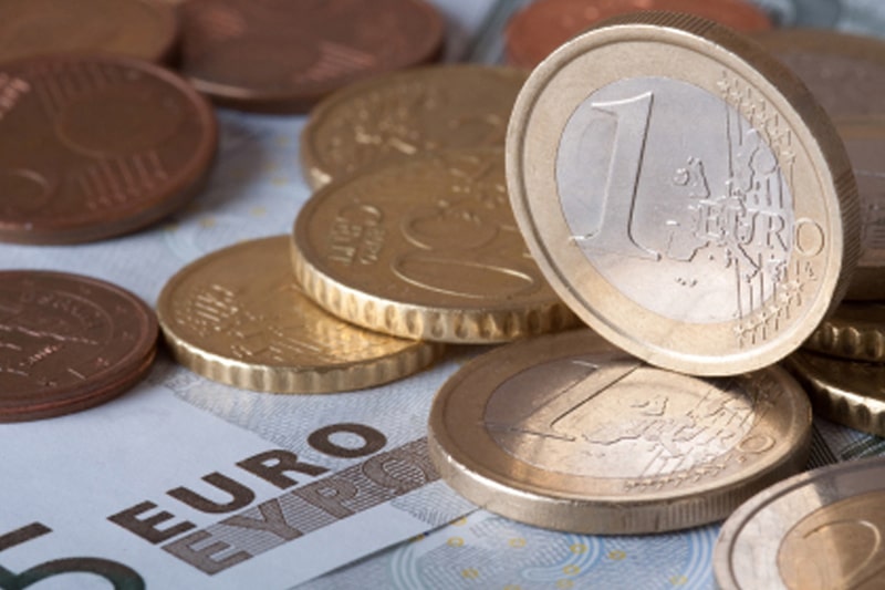 Средний курс евро со сроком расчетов "завтра" по итогам торгов составил 58,7847 руб. От IFX