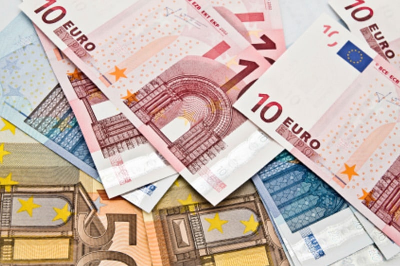 Средний курс евро со сроком расчетов "завтра" по итогам торгов составил 59,3066 руб. От IFX