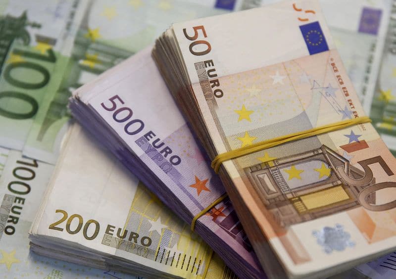 Средний курс евро со сроком расчетов "завтра" по итогам торгов составил 62,2172 руб. От IFX