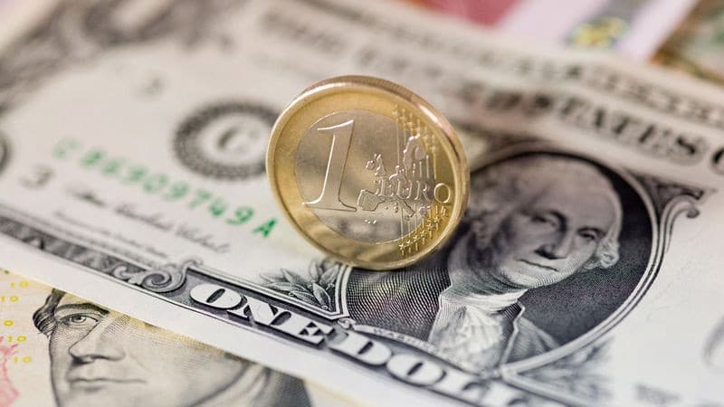 Аналитические обзоры Форекс: EUR/USD: доллар бьет по газам, а евро трещит по швам