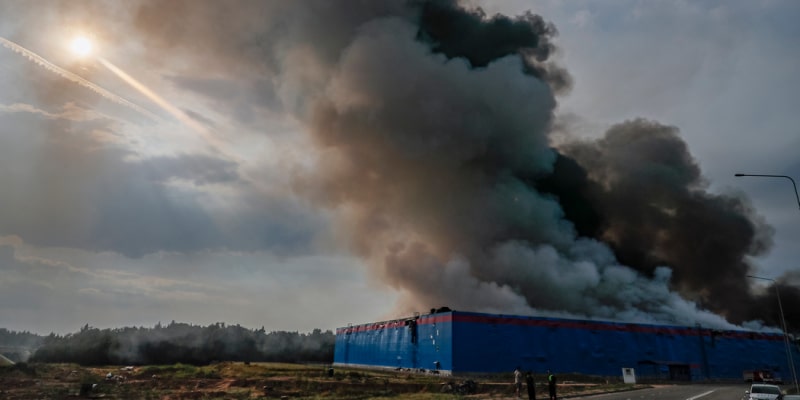 Пожар на 35 000 кв. м. В РФ сгорел склад одного из крупнейших интернет-магазинов – фото