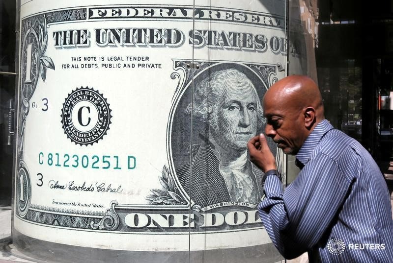 Средневзвешенный курс доллара США к российскому рублю со сроком расчетов "завтра" по состоянию на 15:30 мск 9 сентября составил 60,4696 руб. От IFX