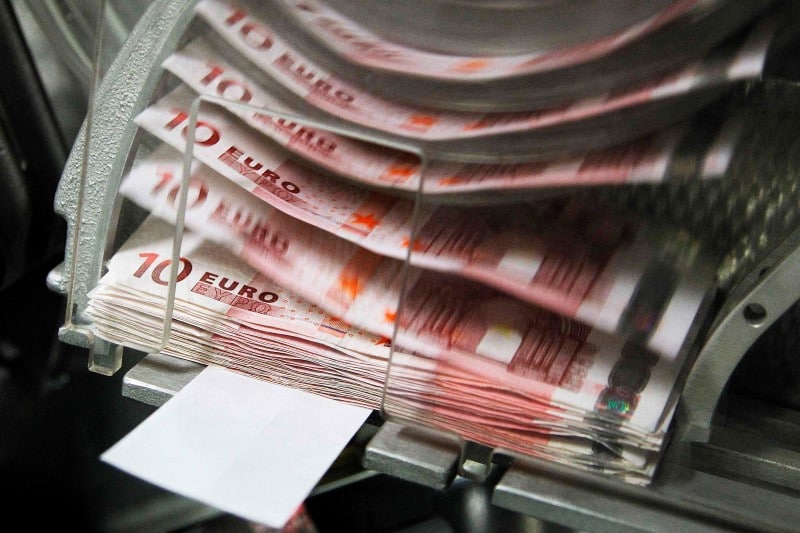 Средний курс евро со сроком расчетов "завтра" по итогам торгов составил 56,3701 руб. От IFX