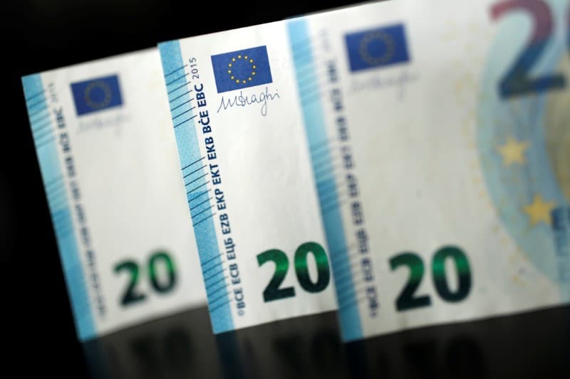 Средний курс евро со сроком расчетов "завтра" по итогам торгов составил 59,9073 руб. От IFX