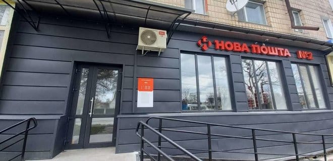 В освобожденном Изюме заработало отделение Новой почты. Компания привезла в город Starlink