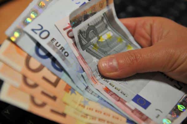 Средний курс евро со сроком расчетов "завтра" по итогам торгов составил 60,2465 руб. От IFX