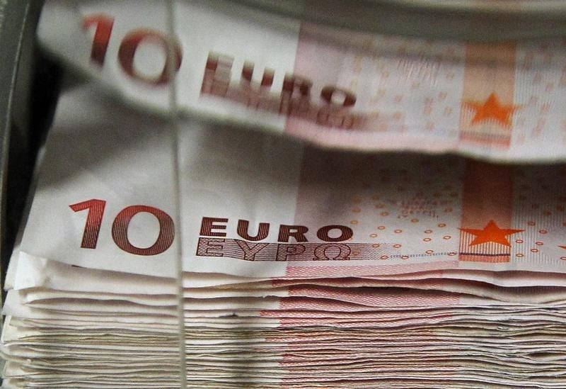Средний курс евро со сроком расчетов "завтра" по итогам торгов составил 61,1402 руб. От IFX