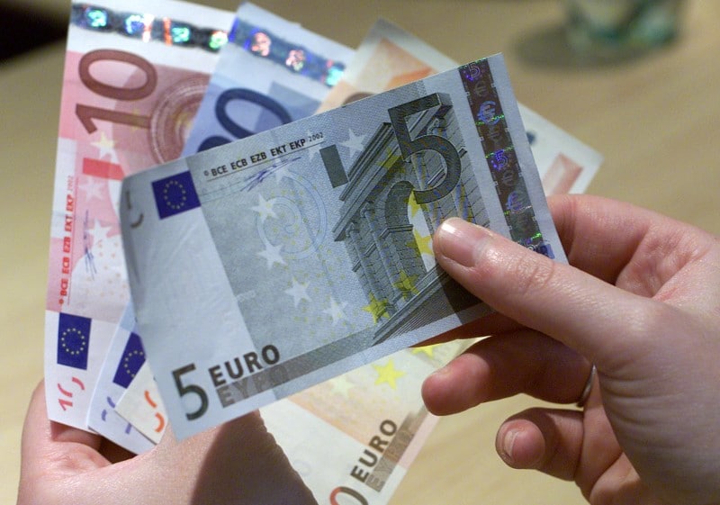 Доллар и евро снижаются на торгах "Московской биржи" От IFX