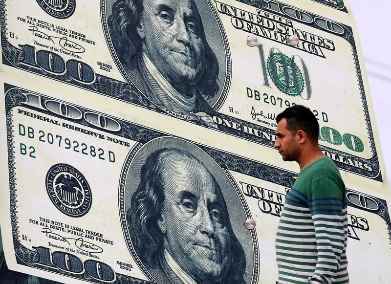 Средневзвешенный курс доллара США к российскому рублю со сроком расчетов "завтра" по состоянию на 15:30 мск 12 декабря составил 62,7674 руб. От IFX