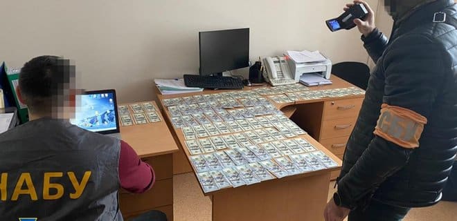 Взяли "на горячем": иностранец пытался подкупить главу Госслужбы по лекарствам за $10 000