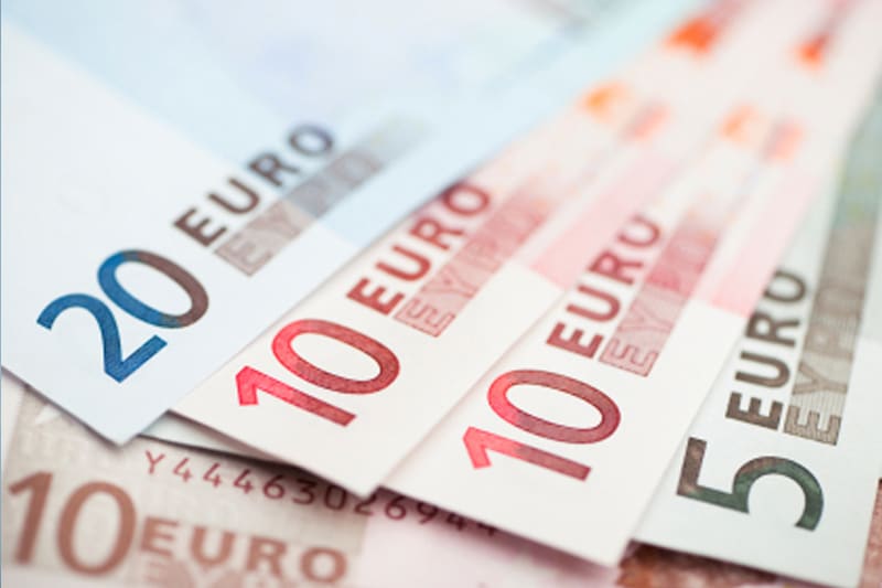 Средний курс евро со сроком расчетов "завтра" по итогам торгов составил 76,9283 руб. От IFX