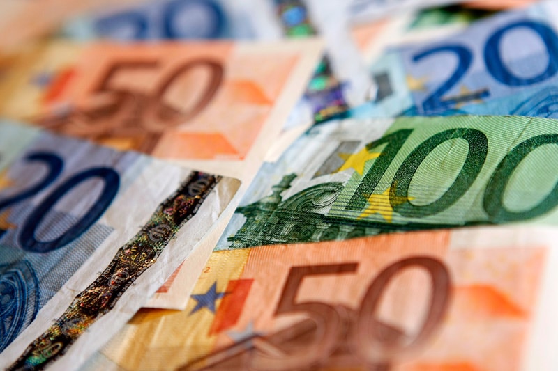 Средний курс евро со сроком расчетов "завтра" по итогам торгов составил 79,503 руб. От IFX