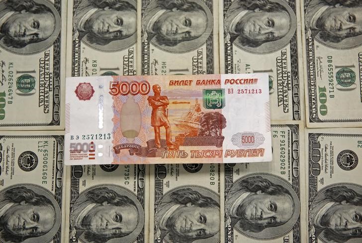 Эксперты допустили укрепление рубля до 72 за доллар к концу 1 квартала От Investing.com