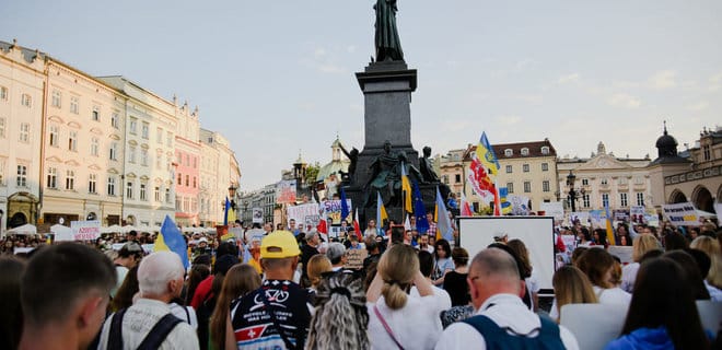 В Польше за полгода выросла втрое доля украинцев, не желающих возвращаться домой — опрос