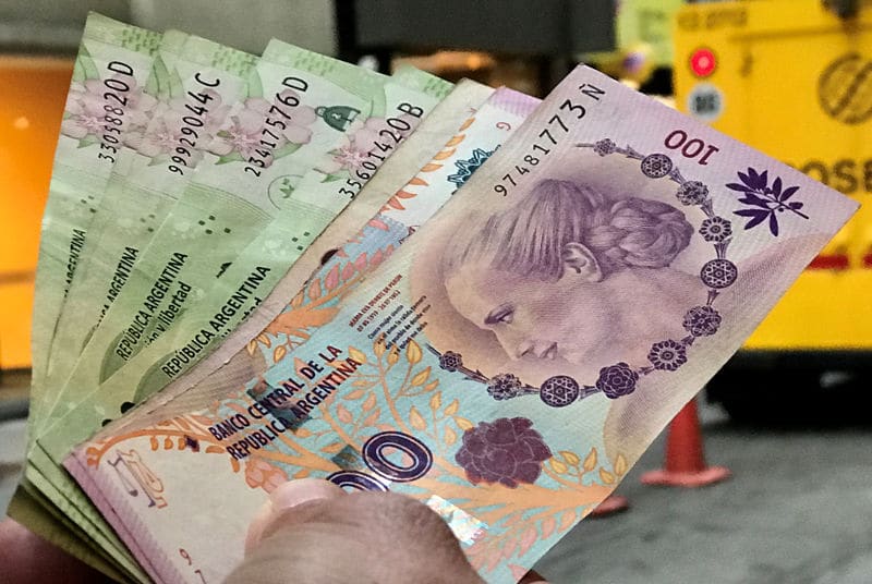 Аргентина может заменить песо на доллар От Investing.com