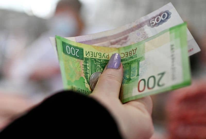 Курс рубля в начале торгов растет к доллару От Prime.RU